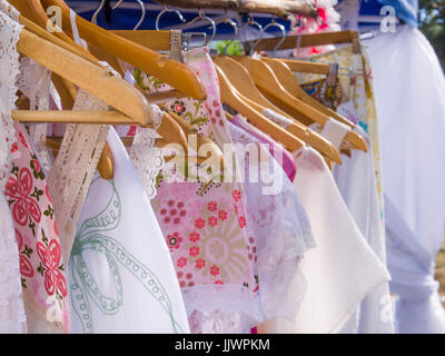 Vintage robes de femmes accrochée à un porte manteau at a Market Stall Banque D'Images