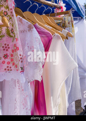 Vintage robes de femmes accrochée à un porte manteau at a Market Stall Banque D'Images