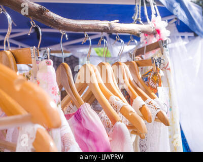 Vintage robes de femmes accrochée à un porte manteau at a Market Stall Banque D'Images