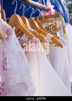 Vintage robes de femmes accrochée à un porte manteau at a Market Stall Banque D'Images