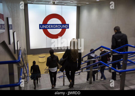 Métro de Londres grand logo panneau au King's Cross St Pancras, entrée privée Banque D'Images