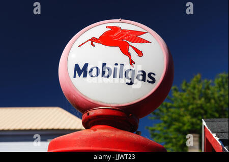 Globe en verre d'une pompe à gaz Mobilgas vintage. Banque D'Images