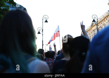 Varsovie, Pologne. 20 juillet, 2017. Des milliers de gens de partout en Pologne et l'Europe ont pris part à la Gay Pride de Varsovie, également connu sous le nom de "Parade pour l'égalité". Personnes ont défilé à Varsovie, en exigeant l'égalité pour tous dans la communauté LGBQT, ainsi que l'intolérance condamnant fortement et la stigmatisation des homosexuels et les transgenres en Pologne et à travers le monde. Les organisateurs de la parade la parade décrit comme un immense mouvement pro-tolérance dans l'Europe de l'Est. Le défilé a lieu tous les ans depuis 2001. Crédit : Anna Ferensowicz/Pacifique, appuyez sur/Alamy Live News Banque D'Images