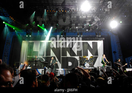 (L-r), Brad delson,joe hahn,Mike Shinoda, rob bourdon,Chester Bennington dave "phoenix" farrell linkin park effectue 2009 épicentre pomona pomona fairplex kroq. Banque D'Images