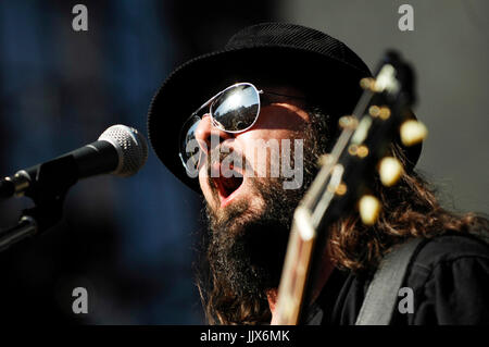 Daron Malakian Scars Broadway en 2008 KROQ Weenie Roast y Fiesta Verizon Wireless Amphitheatre Irvine. Banque D'Images