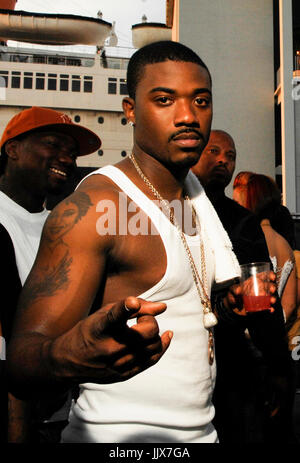 Acteur/chanteur Ray J Queen Mary pour le concert du 4 juillet long Beach. Banque D'Images