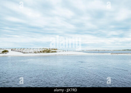 Col de l'Est et de dunes de sable blanc marquent l'entrée de destin Harbour et la baie de choctawhatchee sur la côte du golfe de la Floride, aux États-Unis. Banque D'Images