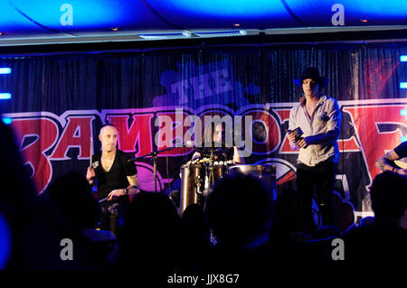 (L-r) Frank zummo,adam bobby alt alt street drum corps effectue bamboozle festival - jour 1 mars 27,2010 Anaheim. Banque D'Images