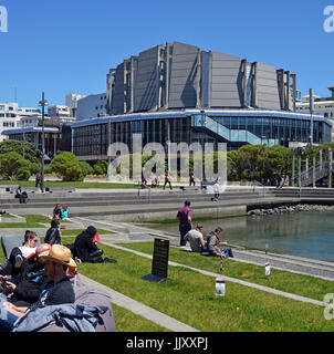 Wellington, Nouvelle-Zélande - 18 novembre 2016 : Wellington les visiteurs profiter de soleil du printemps à l'heure du déjeuner sur l'herbe à l'extérieur de l'hôtel de ville b Banque D'Images