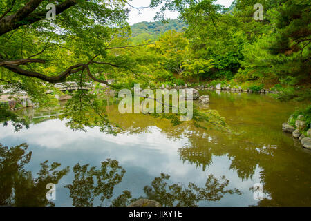 Beau lac artificiel situé dans quartier Gio à Kyoto, Japon. Banque D'Images