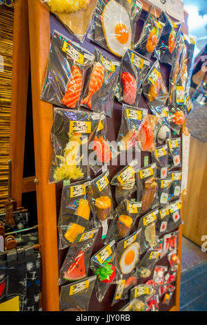 HAKONE, JAPON - Juillet 02, 2017 : les jouets en plastique à l'intérieur de sacs de plastique à Teramachi, est une rue commerçante, situé dans le centre de la ville de Kyoto Banque D'Images