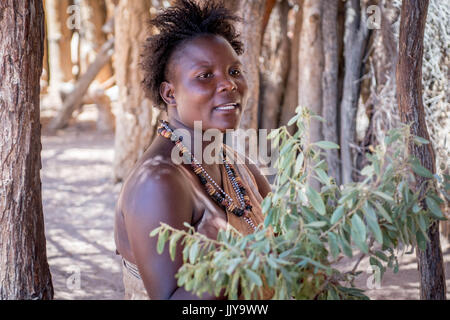 Damara femme assise à l'ombre avec joues peintes au Musée Vivant Damara, Namibie, Afrique. Banque D'Images