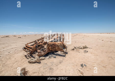Une voiture rouillée, abandonnés dans le cadre est situé dans le désert de Namib, Namibie, Afrique. Banque D'Images