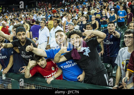 Detroit, Michigan, USA. 19 juillet, 2017. Fans cheer pour leur équipe lors de la Coupe des Champions internationaux entre les Roms et Paris Saint- Germain à Comerica Park à Detroit, Michigan. Paris Saint- Germain a remporté le match dans une fusillade. Crédit : Scott Hasse/ZUMA/Alamy Fil Live News Banque D'Images