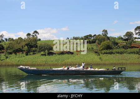 Fichier - File photo datée du 04 décembre 2016 montrant un bateau flottant sur le lac Kivu, sur la rive sud du Parc National des Virunga dans l'Est du Congo. Le plus ancien parc national en Afrique n'existerait pas plus s'il n'y avait pas d''une armée de gardes lourdement armés. De nombreux milities au Congo causent des ennuis dans le domaine de la Parc National des Virunga, principalement connue pour ses gorilles de montagne. Photo : Jürgen Bätz/dpa Banque D'Images