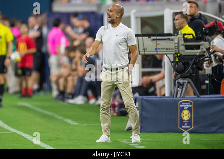 Houston, TX, USA. 20 juillet, 2017. L'entraîneur-chef de Manchester City Pep Guardiola au cours du 1er semestre d'un match de football de la Coupe des Champions entre Manchester United et Manchester City à NRG Stadium à Houston, TX. Trask Smith/CSM/Alamy Live News Banque D'Images