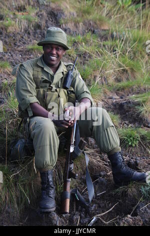 Fichier - File photo datée du 11 décembre 2016 montrant un ranger du parc national des Virunga, qui conduit les touristes sur leur ascension du volcan Nyiragongo, au nord de l'citya de Goma. Le plus ancien parc national en Afrique n'existerait pas plus s'il n'y avait pas d''une armée de gardes lourdement armés. De nombreux milities au Congo causent des ennuis dans le domaine de la Parc National des Virunga, principalement connue pour ses gorilles de montagne. Photo : Jürgen Bätz/dpa Banque D'Images