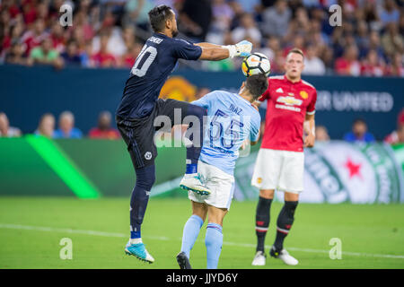 Houston, TX, USA. 20 juillet, 2017. Manchester United gardien Sergio Romero (20) poinçons la balle loin de Manchester City milieu Brahim Diaz (55) pendant la 2ème moitié d'une Coupe des Champions International match de football entre Manchester United et Manchester City à NRG Stadium à Houston, TX. Manchester United a remporté le match 2-0.Trask Smith/CSM/Alamy Live News Banque D'Images