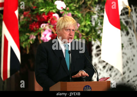 Tokyo, Japon. 21 juillet, 2017. Le ministre britannique des affaires étrangères, Boris Johnson fournit une déclaration avec son homologue japonais Fumio Kishida après leur réunion à l'Iikura guesthouse à Tokyo le 21 juillet 2017. Ils ont donné une déclaration commune après leur dialogue stratégique. Credit : Yoshio Tsunoda/AFLO/Alamy Live News Banque D'Images