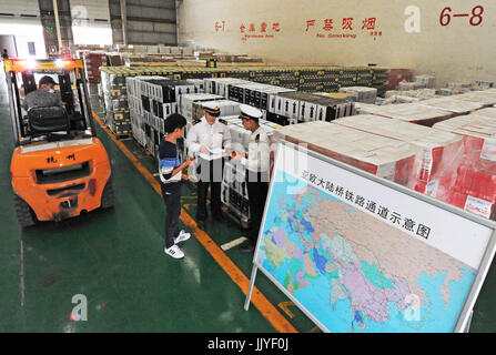 (170721) -- HANGZHOU, 21 juillet 2017 (Xinhua) -- Les agents des douanes vérifier vins importés d'Europe à l'Chongqing Bonded Centre Logistique à Chongqing City, la Chine de l'est la province du Zhejiang, le 3 mai 2017. Selon les derniers chiffres de la douane de Hangzhou, Zhejiang's valeur totale du commerce extérieur atteint 1224.31 milliards RMB yuan (181 dollars us) au cours du premier semestre de 2017, en hausse de 19,5 pour cent d'année en année, avec la valeur d'exportation debout à 928,14 yuans (137 milliards de dollars), en croissance de 13,9  %, et que de l'importation à 296,17 (44 milliards de dollars), en hausse de 41,3 pour cent. (Xinhua/Tan Jin) (zx) Banque D'Images