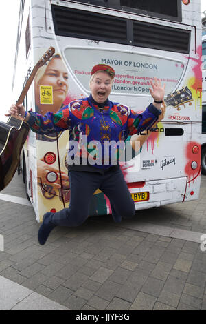 Londres, Royaume-Uni. 21 juillet, 2017. Kal Lavelle rejoint le leader Dire Straits Mark Knopfler comme il dévoile deux iconic London bus pour célébrer le lancement de concerts, en association avec Gibson, à la veille de la Journée internationale de la rue à Wembley.jeunes musiciens en concurrence pour être nommé la capitale le haut des amuseurs effectuera à bord de deux bus commandés spécialement pour ce week-end afin de souligner la Journée internationale de la rue, et d'engager la phase suivante de concerts, le maire de Londres aux spectacles annuels de la concurrence. Credit : Keith Larby/Alamy Live News Banque D'Images