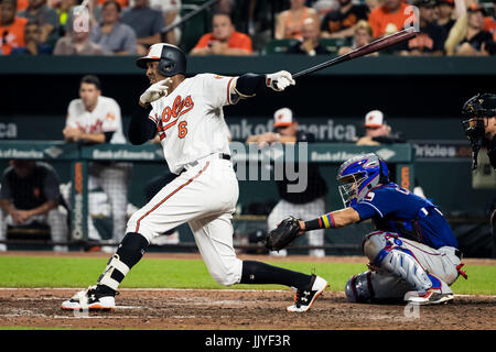 Baltimore, Maryland, USA. 20 juillet, 2017. Le deuxième but Des Orioles de Baltimore, Jonathan Schoop (6) frappe un simple pendant deux MLB match entre les Rangers du Texas et à des orioles de Baltimore Oriole Park at Camden Yards de Baltimore, Maryland. Taetsch Scott/CSM/Alamy Live News Banque D'Images