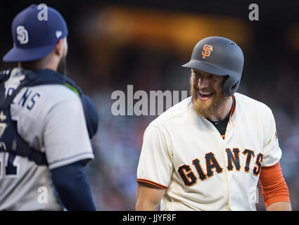 San Francisco, Californie, USA. 20 juillet, 2017. Giants de San Francisco droit fielder Hunter pence (8) possède un rire avec San Diego Padres catcher Luis Torrens (21) lors d'un match entre la MLB Padres de San Diego et les Giants de San Francisco à AT&T Park à San Francisco, Californie. Valerie Shoaps/CSM/Alamy Live News Banque D'Images