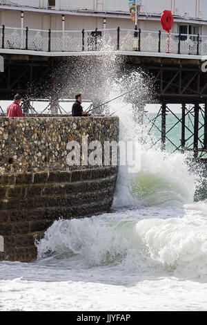 Brighton, UK. 21 juillet, 2017. Des vents violents dans la région de Brighton sur la côte sud de l'Angleterre, ce hazerdous conditions pour le pêcheur local. Crédit : Rob Carter/Alamy Live News Banque D'Images