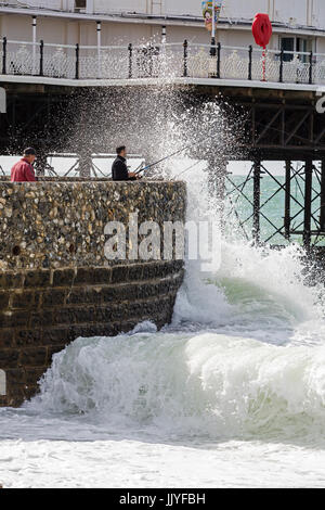 Brighton, UK. 21 juillet, 2017. Des vents violents dans la région de Brighton sur la côte sud de l'Angleterre, ce hazerdous conditions pour le pêcheur local. Crédit : Rob Carter/Alamy Live News Banque D'Images