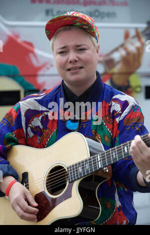 Londres, Royaume-Uni. 21 juillet, 2017. Kal Lavelle rejoint le leader Dire Straits Mark Knopfler comme il dévoile deux iconic London bus pour célébrer le lancement de concerts, en association avec Gibson, à la veille de la Journée internationale de la rue à Wembley.jeunes musiciens en concurrence pour être nommé la capitale le haut des amuseurs effectuera à bord de deux bus commandés spécialement pour ce week-end afin de souligner la Journée internationale de la rue, et d'engager la phase suivante de concerts, le maire de Londres aux spectacles annuels de la concurrence. Credit : Keith Larby/Alamy Live News Banque D'Images