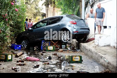 Bodrum. 21 juillet, 2017. Photo prise le 21 juillet 2017 montre une voiture endommagée à Bodrum, Turquie le sud-ouest de la province. Un séisme de 6,3 sur l'échelle de Richter a secoué le sud-ouest de la Turquie à 01:31, heure locale, vendredi (2231 GMT le jeudi), en fonction de la gestion des catastrophes et des urgences turques de l'autorité de la présidence (AFAD). Credit : DHA/Depo Photos/Xinhua/Alamy Live News Banque D'Images