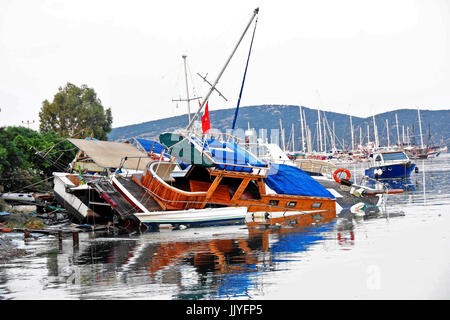 Bodrum. 21 juillet, 2017. Photo prise le 21 juillet 2017 montre les navires endommagés à Bodrum, Turquie le sud-ouest de la province. Un séisme de 6,3 sur l'échelle de Richter a secoué le sud-ouest de la Turquie à 01:31, heure locale, vendredi (2231 GMT le jeudi), en fonction de la gestion des catastrophes et des urgences turques de l'autorité de la présidence (AFAD). Credit : DHA/Depo Photos/Xinhua/Alamy Live News Banque D'Images