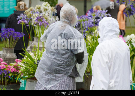 Knutsford Cheshire, Royaume-Uni. 21 juillet, 2017. Météo britannique. Fortes pluies, et d'une douche prolongée, prévue pour les dames journée au parc Tatton Flower show. /AlamyLiveNews MediaWorldImages ; crédit. Banque D'Images