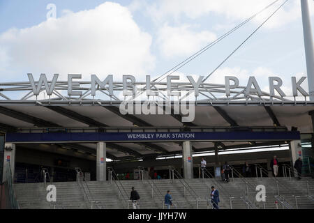 Wembley Park, Royaume-Uni. 21 juillet, 2017. Ciel bleu, plus de la station Wembley Park à Londres Crédit : Keith Larby/Alamy Live News Banque D'Images