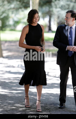 Le premier ministre Espagnol Mariano Rajoy et le tennis player Garbiñe Muguruza réunion au Palais de la Moncloa à Madrid vendredi, 21 juillet 2017 : Crédit Gtres información más Comuniación on line,S.L./Alamy Live News Banque D'Images