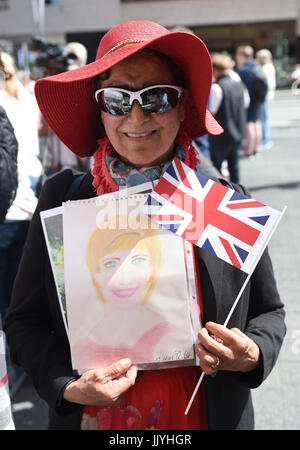 Hambourg, Allemagne. 21 juillet, 2017. Maria González vous attend pour l'arrivée du Prince William et la duchesse Kate à l'Elbphilharmonie en maintenant un dessin de la princesse Diana à Hambourg, Allemagne, 21 juillet 2017. Hambourg est le dernier volet de leur 3 jours voyage Allemagne. Photo : Christophe Gateau/dpa/Alamy Live News Banque D'Images