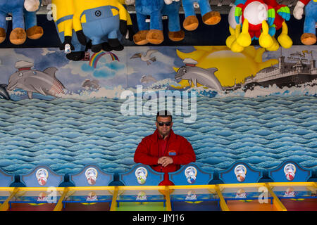 Brighton, UK. 21 juillet, 2017. Personne à la recherche après un décrochage sur la jetée de Brighton. Crédit : Rob Carter/Alamy Live News Banque D'Images