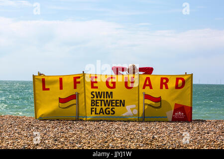 Brighton, UK. 21 juillet, 2017. Lifeguard détente sur la plage de Brighton. Crédit : Rob Carter/Alamy Live News Banque D'Images