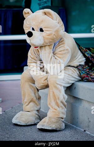 San Diego, États-Unis d'Amérique. 20 juillet, 2017. Cosplayeuse Ian de Anaheim comme 'l'ours de miel', se détendre à la fin d'une chaude journée à la Comic-Con à San Diego, en juillet 2017. Utilisation dans le monde entier | Credit : dpa/Alamy Live News Banque D'Images