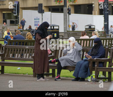 Habillé de réfugiés asiatiques foulard Hijab sur George Square Glasgow street au Royaume-Uni scène quotidienne Banque D'Images