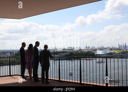 Hambourg, Allemagne. 21 juillet, 2017. Le premier maire de Hambourg, Olaf Scholz (de gauche à droite), Grande-Bretagne, le Prince William, Kate duchesse et Christoph Lieben-Seutter, intendant de l'Elbphilharmonie, regardez par-dessus le récipient port depuis l'Elbphilharmonie à Hambourg, Allemagne, 21 juillet 2017. Hambourg est le dernier volet de leur 3 jours voyage Allemagne. Photo : Christian Charisius/dpa/Alamy Live News Banque D'Images