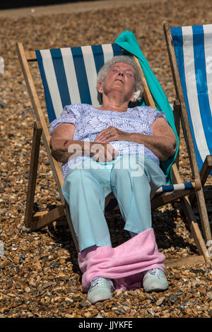 Brighton, UK. 21 juillet, 2017. Météo France : Dame dormir dans une chaise longue sur une chaude journée ensoleillée à Brighton. Crédit : Rob Carter/Alamy Live News Banque D'Images