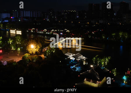 Hangzhou. 20 juillet, 2017. Photo prise le 20 juillet 2017 montre le pont Gongchen sur le Grand Canal à Hangzhou, Zhejiang Province de Chine orientale. Une courroie culturelles et panoramiques, y compris les musées, culture et de la création des zones, des reliques historiques et des rues anciennes, a formé le long des 12 kilomètres de long de la section Beijing-Hangzhou Grand Canal dans Gongshu District de Hangzhou. Credit : Huang Zongzhi/Xinhua/Alamy Live News Banque D'Images