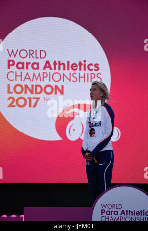 L'athlète britannique Hermitage Georgie a reçu sa médaille d'or pour sa victoire dans le 400T37 m événement au monde Para Athletic Championships à Londres Banque D'Images