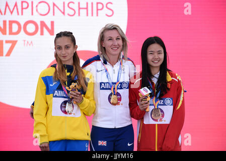 Ermitage de Georgie a reçu sa médaille d'or pour sa victoire dans le 400T37 m événement au monde Para Championnats mondiaux d'athlétisme à Londres. Nataliia Kobzar (UKR) argent et Jiang Fenfen (CHN) bronze Banque D'Images