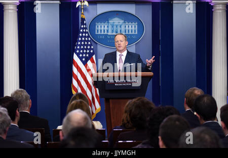 Washington, DC, USA. 21 juillet, 2017. Photo prise le 23 janvier 2017 Secrétaire de presse de la Maison blanche montre Sean Spicer parle pendant son premier briefing à la Maison Blanche à Washington, DC, aux Etats-Unis. Secrétaire de presse de la Maison Blanche Sean Spicer a démissionné vendredi, 21 juillet 2017, le New York Times a rapporté. Credit : Yin Bogu/Xinhua/Alamy Live News Banque D'Images