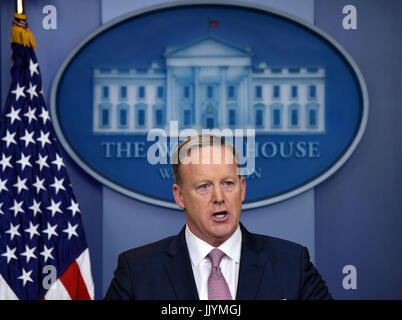 Washington, DC, USA. 21 juillet, 2017. Photo prise le 23 janvier 2017 Secrétaire de presse de la Maison blanche montre Sean Spicer parle pendant son premier briefing à la Maison Blanche à Washington, DC, aux Etats-Unis. Secrétaire de presse de la Maison Blanche Sean Spicer a démissionné vendredi, 21 juillet 2017, le New York Times a rapporté. Credit : Yin Bogu/Xinhua/Alamy Live News Banque D'Images
