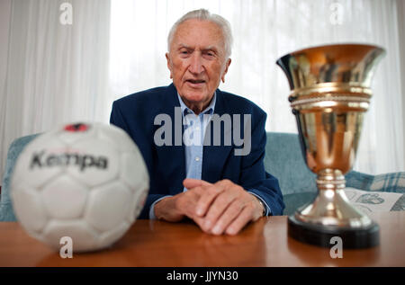 Bad Boll, Allemagne. 15 Nov, 2010. ARCHIVE - Bernhard Kempa peut être vu à côté d'un handball et un trophée à sa maison à Bad Boll, Allemagne, 15 novembre 2010. La légende allemande de handball est décédé à l'âge de 96 ans. Son équipe longtemps 'frisch auf Goeppingen" a confirmé sa mort. Il est l'inventeur de la célèbre 'truc' Kempa. Photo : Uwe Anspach/dpa/Alamy Live News Banque D'Images