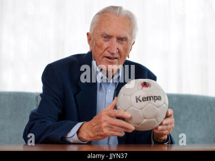 Bad Boll, Allemagne. 15 Nov, 2010. ARCHIVE - Bernhard Kempa détient une part la balle dans ses mains à sa maison à Bad Boll, Allemagne, 15 novembre 2010. La légende allemande de handball est décédé à l'âge de 96 ans. Son équipe longtemps 'frisch auf Goeppingen" a confirmé sa mort. Il est l'inventeur de la célèbre 'truc' Kempa. Photo : Uwe Anspach/dpa/Alamy Live News Banque D'Images