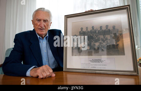 Bad Boll, Allemagne. 15 Nov, 2010. ARCHIVE - Bernhard Kempa est titulaire d'une photo de groupe, représentant le 'Kempa boys' à sa maison à Bad Boll, Allemagne, 15 novembre 2010. Il a obtenu neuf titres de championnat en tant qu'entraîneur-joueur, et en tant que coach avec ces athlètes. Le couronnement a été la victoire de la coupe d'Europe 1960. La légende allemande de handball est décédé à l'âge de 96 ans. Son équipe longtemps 'frisch auf Goeppingen" a confirmé sa mort. Il est l'inventeur de la célèbre 'truc' Kempa. Photo : Uwe Anspach/dpa/Alamy Live News Banque D'Images